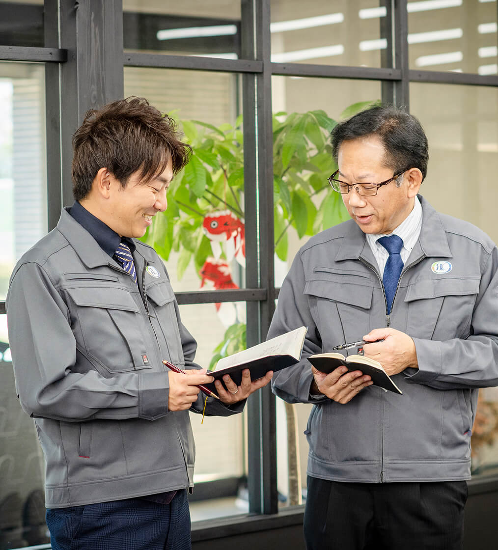 社員同士で話す様子