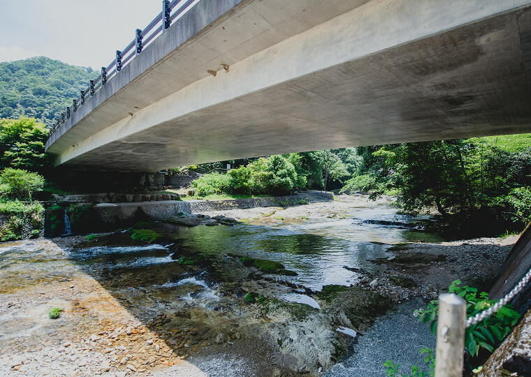 河川に架かる橋の画像